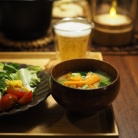 薬味たっぷりで美味さ倍増！自家製サラダチキンがメインのヘルシー晩ごはん。