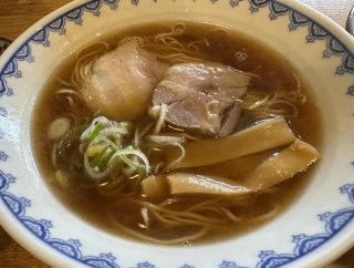 「宮川中華そば」高山ご当地グルメの高山ラーメンは鶏ガラと魚介ベースの醤油スープを一緒に煮込む中華そば