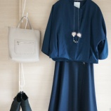 『手持ちの服で頑張って…50代秋のおめかしコーデ』の画像