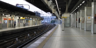 駅でたまたま憧れていた上司を見かけたが、電車の窓を拳でたたいて異様な雰囲気。おそるおそる聞いてみると…