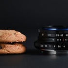 『APS-Cミラーレスカメラ用非魚眼レンズとして世界で最も広角なパンケーキレンズ 「LAOWA 10mm F4 Cookie」発売 2022/11/14』の画像