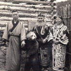 【画像】昔のアイヌ人、ヒグマを普通にペットとして使役していた件