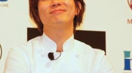 川越シェフが『食べログ』の書き込みに激怒、「うちは高級店、水800円を高いと感じる年収300万円は批判するな」と発言して大炎上