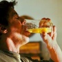 【知ってた？】映画『ロッキー』の生卵を飲むシーン、日本とアメリカでは全然意味の異なる表現だったｗｗｗｗ　「日本では『せいぜい精をつけるため』だが、米国では◯◯◯」