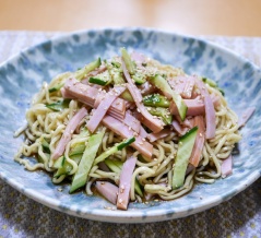 ちぢれ麺で作るハムときゅうりの和え麺&「この日のお昼はたまたまラーメンでした」