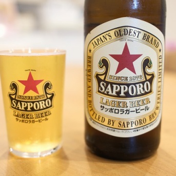 オリジナルグラスでサッポロラガービール（赤星）を飲んでみました。