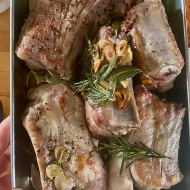 バルサミコで煮るから驚くほど柔らかい！スペアリブのストゥファート