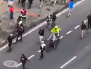 僕たちはただスケートボードを楽しんでいるだけなのに・・・。警察官とスケートボーダーの戦い。海外の反応