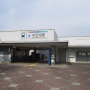 駅の待合室で胸にナイフが刺さった18歳女性が発見され、死亡確認 → その女性が発見される直前に男性が電車に飛び込み死亡