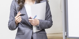女性社員が役員にレポート内容を酷評されたやらでその場で倒れた。→その後…