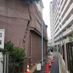 【画像】杉並の住宅街崩壊、擁壁の亀裂がとんでもなく怖すぎるｗｗｗｗｗ
