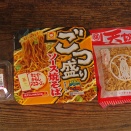 いか入り天かす を トッピング したらメチャ旨い　ごつ盛りソース焼そば いか入り天かすトッピング むすび