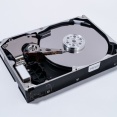 「なぜ、こんなところにHDDが！？」と光景が話題に　HDDの中には何が入ってるんだ⋯