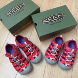 『夏休み中の娘たちのサンダル〜ショッキングピンクなkeen(キーン)〜』の画像
