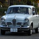 大学通りを走るアルファ ロメオ ジュリエッタ ベルリーナ