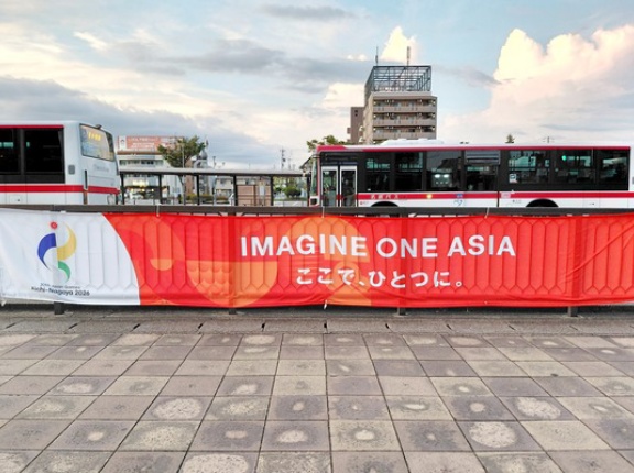小牧駅前に今秋行われるアジア大会の横断幕が出現（小牧市中央）