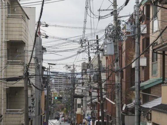 電線が多すぎる東京の景観、地獄かどうかで外国人が議論に