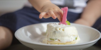 孫がいるんだが1歳の誕生日に招かれ、スマッシュケーキとやらを見せられ、それを嬉々として撮影してる嫁と嫁母、嫁妹の姿を見てウンザリ