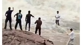 【動画】ダムの放流を知らなかったユーチューバー、奔流の中に消える