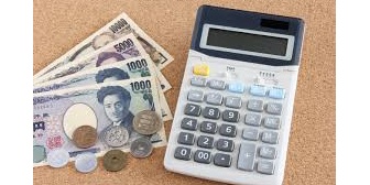 食費の考え方で悩んでる。食べきれる少なめを確実に買うか、割に合って量が多いものを買うか。外食を含む月に2万円の食費は安すぎるだろうか？