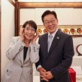高市に送られたメガネを大統領がかけるのは儀礼的にも頷けるものがあるが、他人がしていたメガネをいきなり自分に付けるのはどうなのか。神経質とは程遠い