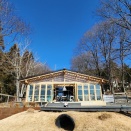 犬が遊び、飼い主がくつろぐ。アペロから始まる宿｜STAY366 一木