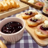 『クローブ香るミックスベリージャムdeいただく☆クリームチーズと生ハムのトッピングパン　Mixed berry jam with clove flavor　-Recipe No.1491-』の画像