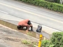 【動画】経済崩壊中の中国で、道路脇の水たまりを飲む人民が発生・・・
