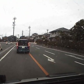 【動画】迷惑ドライバー、とんでもない発想で前の車を追い越してしまうｗｗｗｗ