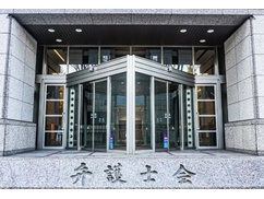 東京弁護士会「国旗への敬意なんか必要ない。人の心に土足で入ってくるな」