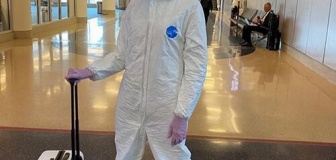 【モデル】ナオミ・キャンベル（49）、防護服、ゴーグル、マスク、ゴム手袋の“完全防備”で空港に現れる