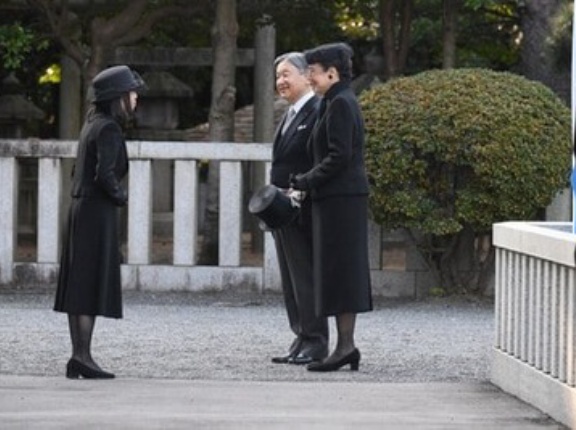 天皇夫妻　故三笠宮妃百合子さまの墓所で拝礼　豊島岡墓地