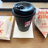 『60代夫婦、休日のフードコートで昼食を楽しむ』の画像