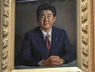 安倍晋三元首相の回顧展始まる　銃撃で砕け散った議員バッジや演説マイクなど遺品100点