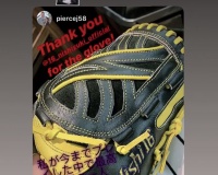 【悲報】阪神ジョンソンさん、西とグローブ交換をする