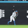 日本ハム　万波が頭脳プレー　頭上越える打球を捕球するとみせかけて…二塁走者の生還阻止