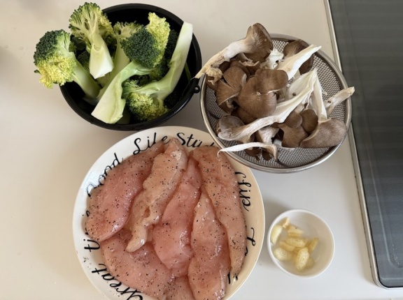 フライパンひとつ！1番簡単で1番美味しいかも【ささみとブロッコリーときのこのガーリックオイル蒸し】と晩ごはん、びっくりしすぎる妻と配慮するオット氏