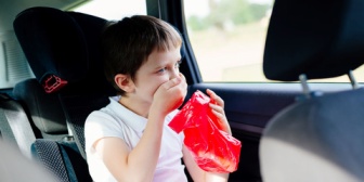 子供たちがドライブ中５分おきにトイレに行きたがったり吐いたりすることが多かった。辛かっただろうに当時何も思わず出掛けに連れ出してた自分バカ…