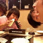 今度はお好み焼きの道頓堀がバカッターの被害者に　ソースを鼻に突っ込むバカ・・・