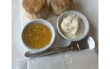 『紅茶専門店ルフナでクリームティーセットをいただく』の画像