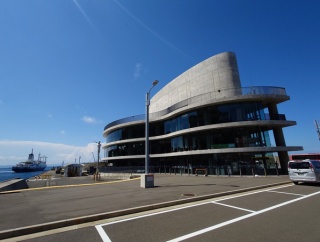 伊豆大島岡田港で船がＵターンして岸壁に着くのを見た
