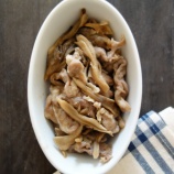 『レンジで★豚肉と舞茸のオイソー和え【レシピ2377】#お弁当 #お弁当おかず #簡単レシピ #時短料理 #レンチン #電子レンジ料理 #レシピ #おかず #節約レシピ #豚肉 #舞茸 #オイスターソース』の画像