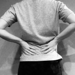 【衝撃】女性「背中痛い」  医者「それ性病です」 「え？」「性病です」→
