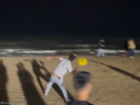 フリスビーを海に向かって全力で飛ばしたけど…達人ならではのキャッチ