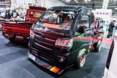 外国人に大ウケ！「チン〇ポ」と「オバフェン」ヤンチャ車高短スタイルの軽トラ