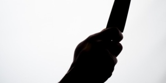 帰宅したら荒らされていて、彼女が倒れていた→覆面３人に身動き取れなくされた俺→無言で包丁をちらつかされ、怖すぎて泣きながら小便漏らした結果、なんと…