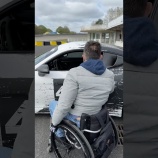 『車いすの人専用にチューニングされたスポーツカーにはこうやって乗るらしい』の画像
