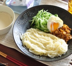 豚バラ焼き肉用を刻んで作る絶品！汁まで一滴残らず飲み干したい【豆乳坦々つけそうめん】