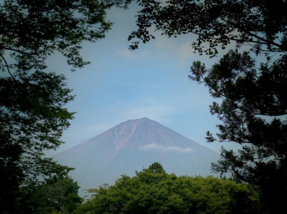 富士山から高尾山まで徹夜して登山するイかれた奴見つけてしまう