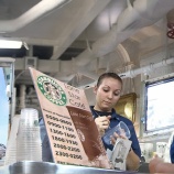 『米海軍空母に出店しているユニークなお店』の画像